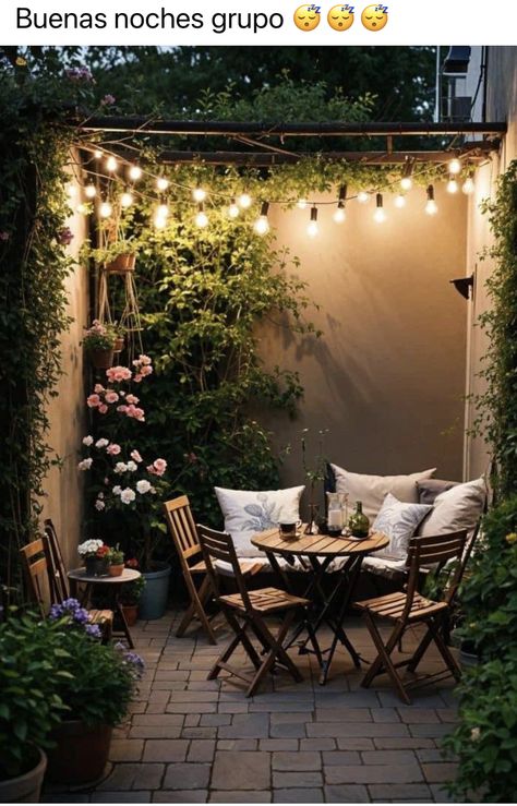 Apartment With Backyard, Small Courtyard House Design, Small Boho Garden, Patio Garden Inspiration, Calming Garden Ideas, Small Decked Garden Ideas, Small Outside Porch Ideas, Small Patio Area Ideas, Shaded Courtyard Garden Ideas