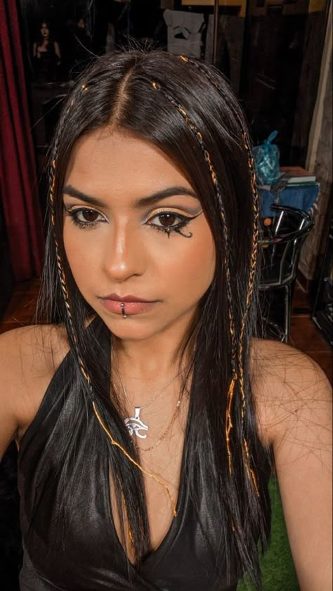 Cool Halloween Costumes 2023, Easy Cleopatra Outfit, Cleopatra Make Up Halloween, Cleopatra And Pharoah Costume, Cleopatra Halloween Costume Makeup, Halloween Makeup Cleopatra, Egypt Halloween Costume, Cleópatra Costume Outfit Halloween, Halloween Costumes Women Cleopatra