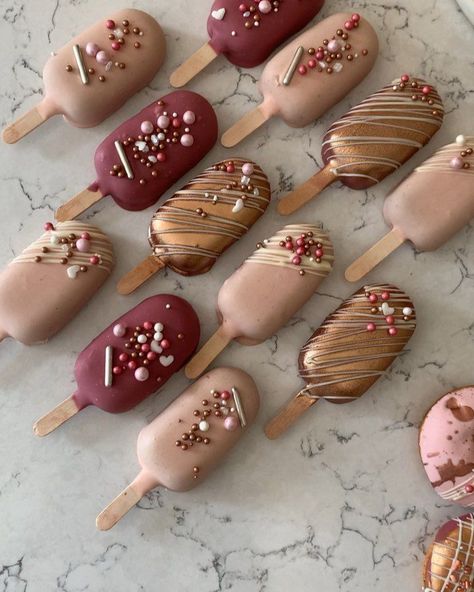 Pin image Tårta Design, Oreo Cake Pops, Popsicles Cake, Ice Cream Cake Pops, Cake Pop Designs, Cake Pop Decorating, Just In, Smoothie Bar, Chocolate Covered Treats