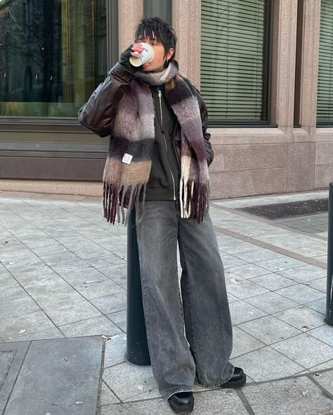 Winter Outfits Scarf, Winter Shoes 2023, Early Winter Outfits, Winter Outfits London, Winter Vintage Outfits, Scarf Outfit Men, Acne Studios Scarf, Literal Legend, Winter Outfits Aesthetic