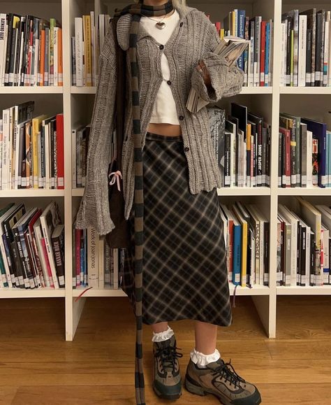 Long Black A Line Skirt Outfit, Fall Outfits With Midi Skirts, Vintage Outfits Winter Retro, Plaid On Plaid Outfit, Maxi Plaid Skirt, Sweater With Maxi Skirt, Midi Plaid Skirt Outfit, Plaid Skirt Outfit Winter, Plaid Maxi Skirt Outfit