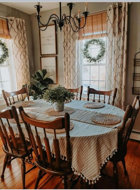 Old School Home Decor, Aesthetic Dinning Rooms, Antique Dining Table Decor, Homey Dining Room Ideas, Homestead Dining Room, Vintage Country Dining Room, Empty Closet Space Ideas, Farmhouse Table Cloth Ideas, Old Country Home Aesthetic