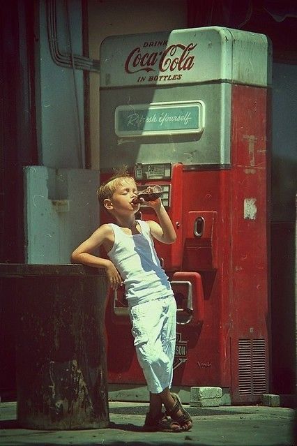 Fotografi Vintage, Retro Photography, Foto Poses, Coca Cola Vintage, Boy Photography Poses, Boy Photography, Retro Aesthetic, Retro Vibe, Vintage Ads