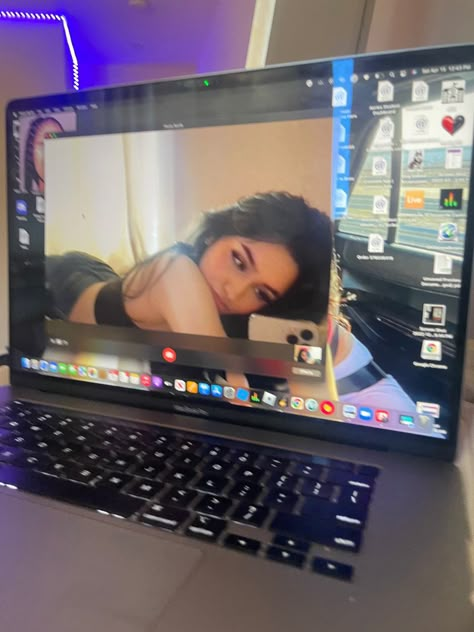 Laptop Camera Selfie, Laptop Selfie Poses, Laptop Selfie, Instagram Aesthetic Fashion, Festival Pictures, Sunset Pretty, Laptop Aesthetic, Computer Photo, Selfie Tips