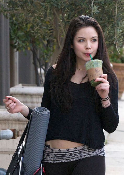 Só eu sei o quanto eu te amo e te quero bem. Só eu sei o quanto é triste amar e ficar sem ninguém. Grace Phillips, Grace Phipps, Hollywood Celebrities, Event Dresses, Role Models, Pretty Woman, Different Types, Always Be