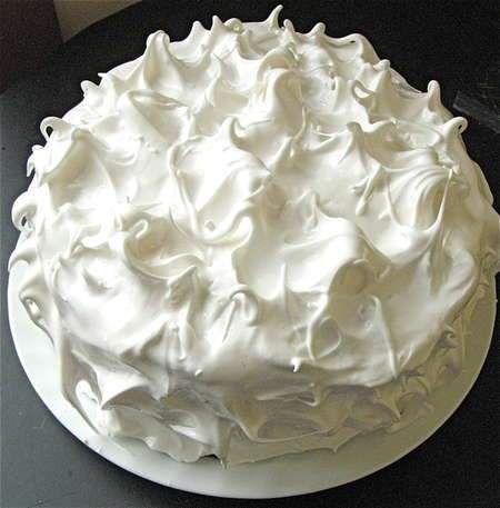 Angel Food Cake Icing, Fluffy White Icing, White Frosting Recipes, Fluffy White Frosting, Frost Cupcakes, Frosted Cake, Fluffy Frosting, Frosting Recipes Easy, Marshmallow Frosting