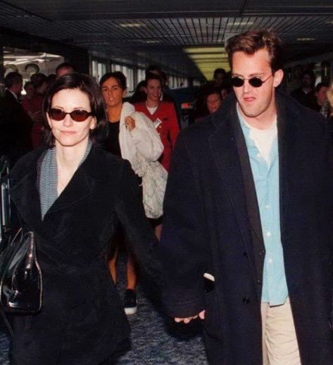 Matthew Perry And Courtney Cox 90s, Matthew And Courtney, Mondler Friends, Chandler And Monica, Monica Chandler, Friends Best Moments, Monica And Chandler, Friend Jokes, Friends Scenes