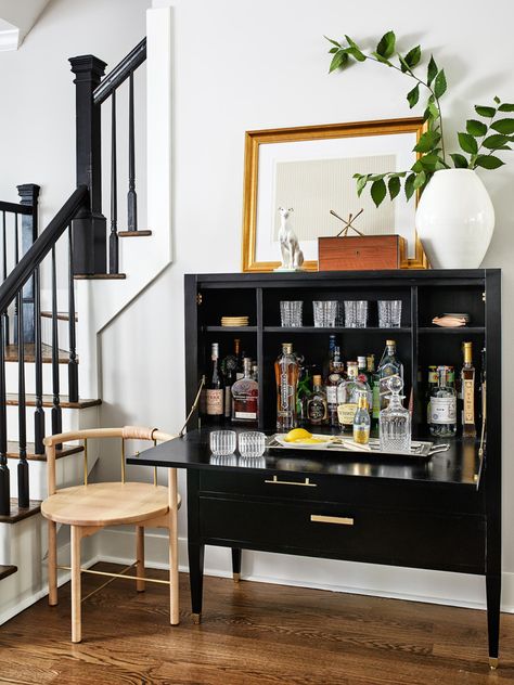 12 Small Space Home Bar Ideas to Cheers to! - Chairish Blog Zigarren Lounges, Mobile Bar, Eclectic Design, Bar Cabinet, Mini Bar, Elle Decor, Decoration Design, Bars For Home, New Kitchen