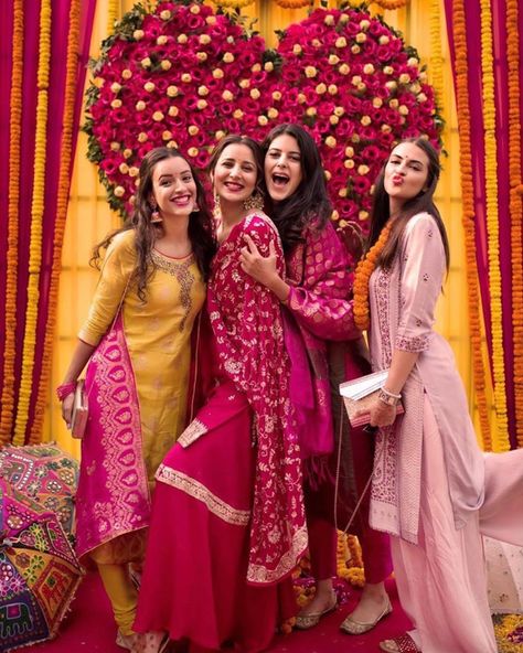 Bride And Bridesmaid Pictures, शादी की तस्वीरें, Bridesmaid Poses, Bridesmaid Pictures, Sisters Photoshoot Poses, Bridesmaid Photoshoot, Indian Wedding Poses, Indian Bridesmaids, Sister Poses