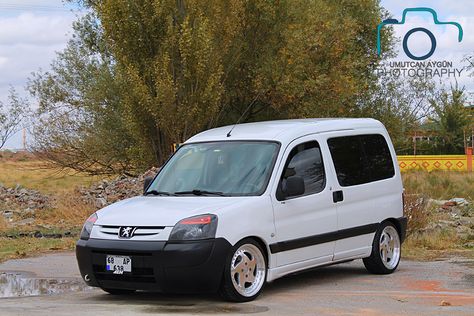 Peugeot Partner Mini Vans, Vw Caddy Tuning, Peugeot Partner, Wagon R, Micro Camper, Van Car, Custom Vans, Mini Van, Van Life