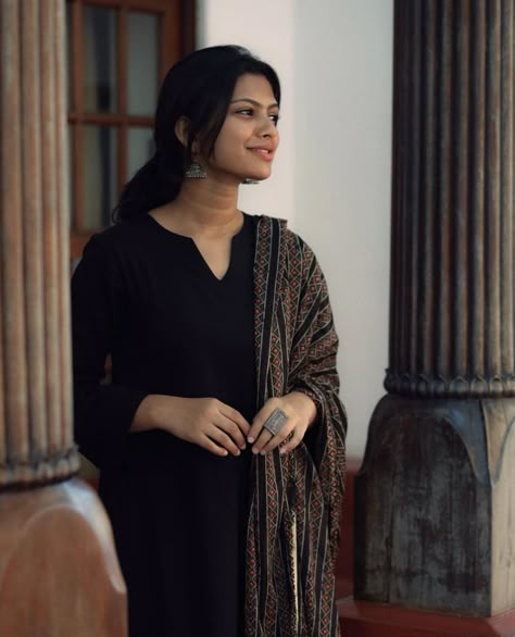 Black Churidar Designs Ideas, Black Kurti, Simple Frock Design, Stylish Kurtis Design, Simple Saree Designs, Fancy Shirt, Simple Frocks, Churidar Designs, Anarkali Dress Pattern