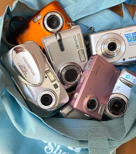 Retro Camera Shop on Instagram: “A handful of digital compacts all fully tested, serviced and ready to go up on the site in tomorrow’s drop ! And all of them are £20 or…” Digital Camera Collection, Antique Camera Decor, Cute Cameras, Digital Camera Tips, Vlog Camera, Camera Girl, Digital Pics, Camera Collection, Digi Cam