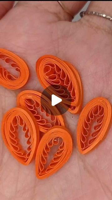 Quilling Pumpkin Patterns, Quilling Shapes How To Make, How To Use Quilling Tools, Quilling Comb Flowers, How To Make Quilling Flowers, Quilling With A Comb, Quilling Images Free Pattern, Quilling Comb Techniques, Thanksgiving Quilling Ideas