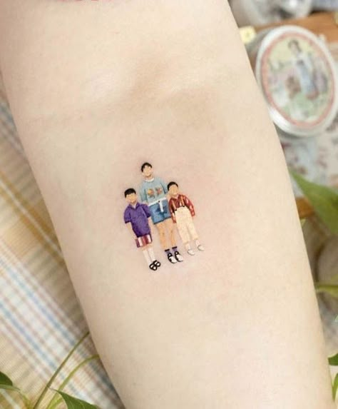 Family photo tattoo by @ovenlee.tattoo Old Photo Tattoo, Family Picture Tattoo, Made Of Memories Tattoo, Family Photo Tattoo, Tattoo Family Ideas, Ovenlee Tattoo, Family Tattoo Idea, Childhood Tattoo Ideas, Family Outline