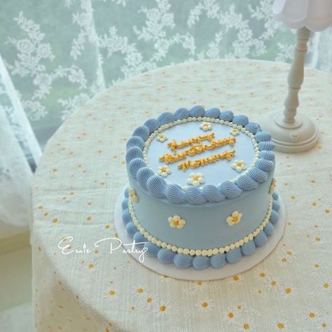 Simple Birthday Cake Designs, Cake Decorating Tutorials Videos, Korea Cake, Minimal Cake, Bolo Vintage, Small Birthday Cakes, Rainbow Birthday Cake, Custom Desserts, Simple Cake Designs