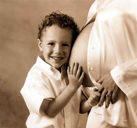 Maternity Photo Shoot Ideas Sibling, Maternity Poses With Son, Mother And Son Maternity Shoot, Maternity Photography Big Brother, Maternity Picture Ideas Single Mom, Maternity Shoot With Big Brother, Mom Son Maternity Photos, Mom And Son Maternity Shoot, Maternity Photography Poses With Son