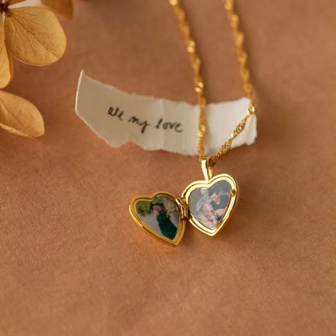 Couple Necklaces Aesthetic, Locket Couple, Necklace Couple, Romantic Necklace, Cute Presents, Dear Future Husband, Jewelry Lookbook, This Is Love, Jewelry Inspo