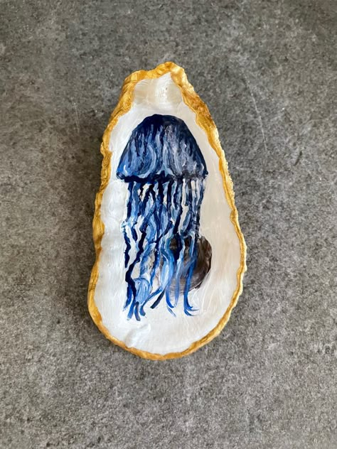 Inside Shell Painting, Oyster Shell Art Paintings, Things To Do With Sand Dollars, Painted Shell Ideas, Shell Painting Easy, Oyster Shell Painting, Painting Shells Ideas, Painted Oyster Shells Ideas, Sea Shell Painting Ideas