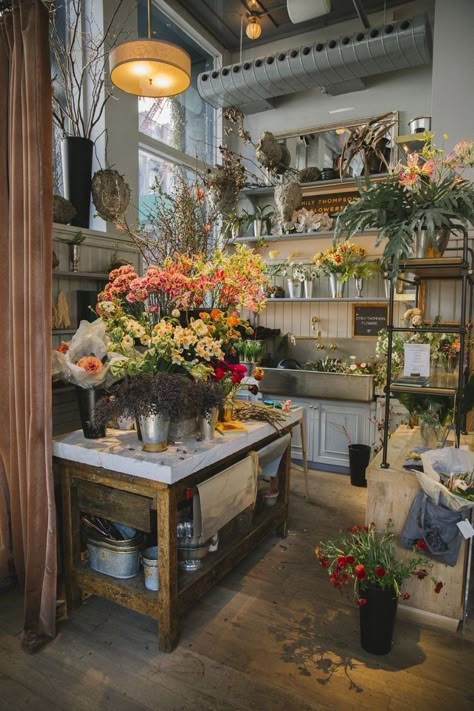 Flower Shop Interiors, Florist Studio, Flower Shop Decor, Flower Shop Design, Flower Room, Flower Store, Casa Vintage, Florist Shop, Flower Studio