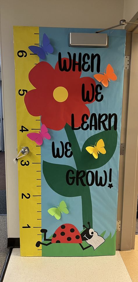 Bulletin Board Ideas For Kindergarten Classroom Decor, Infant School Room Ideas, Simple Preschool Bulletin Boards, Student Made Bulletin Boards, Pre K Room Decor Ideas, Back To School Infant Door Ideas, Wall Decor For Preschool Classroom, Welcome Back To School Bulletin Boards Toddler, When We Learn We Grow Classroom Door