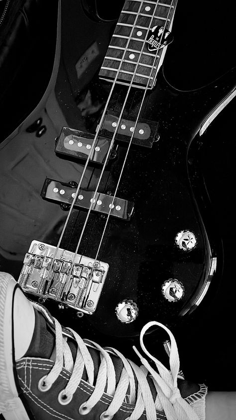 Bass Guitar Wallpaper Iphone, Bass Wallpaper Aesthetic, Black Guitar Wallpaper, Wallpaper Gitar, Electric Guitar Aesthetic Wallpaper, Rock Wallpaper Aesthetic, Bass Guitar Wallpaper, Bass Player Aesthetic, Background Dark Aesthetic