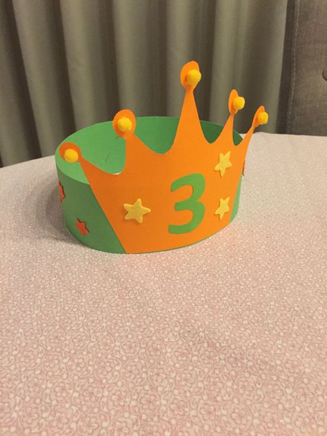 Diy Birthday Crown, School Kids Crafts, Crown For Kids, Preschool Classroom Decor, Paper Crown, Crown Crafts, Preschool Arts And Crafts, Creative Activities For Kids, Diy Crafts For Kids Easy