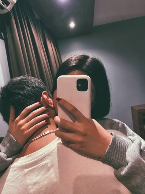 Fake Couple Mirror Selfie, Romantic Poses Couple Photos In Room, Love Bites Dpz, Couple Poses In Hotel Room, Couple Poses In Room, Photo Clicking Ideas, Cute Couple Selfies Poses, Couple Story Ideas, Couple Selfies Poses