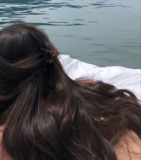 Sloane Hargreeves, Estilo Madison Beer, Dark Brunette Hair, Brown Hair Inspo, Brown Hair Dye, Dark Brunette, Soft Aesthetic, Long Brown Hair, Beach Outfits