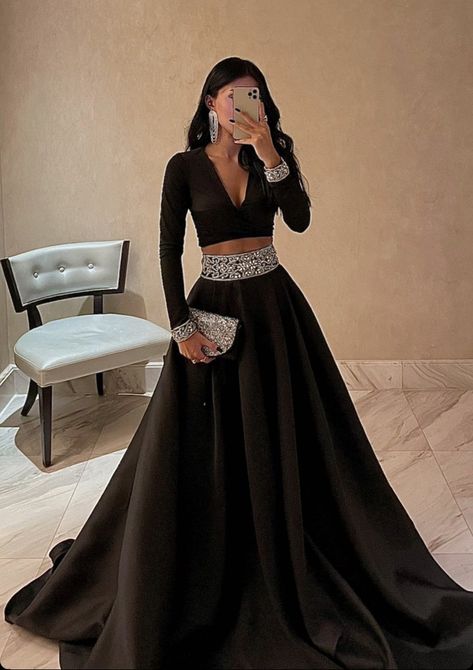 Black Indian Wedding Outfit, Black Outfits For Women Indian, Black Wedding Lengha, Modern Indian Lehenga, Indian Elegant Outfit, Black Wedding Dress Indian, Unique Outfits For Wedding, Indian Dress Drawing Sketches, Black Lehenga Aesthetic