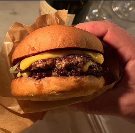 Tasty Burger, Burgers Aesthetic, Hamburger Aesthetic, Burger Aesthetic, Good Burger Aesthetic, Beef Burger Aesthetic, Aesthetic Food Burger, Cheeseburger Aesthetic, Greasy Food