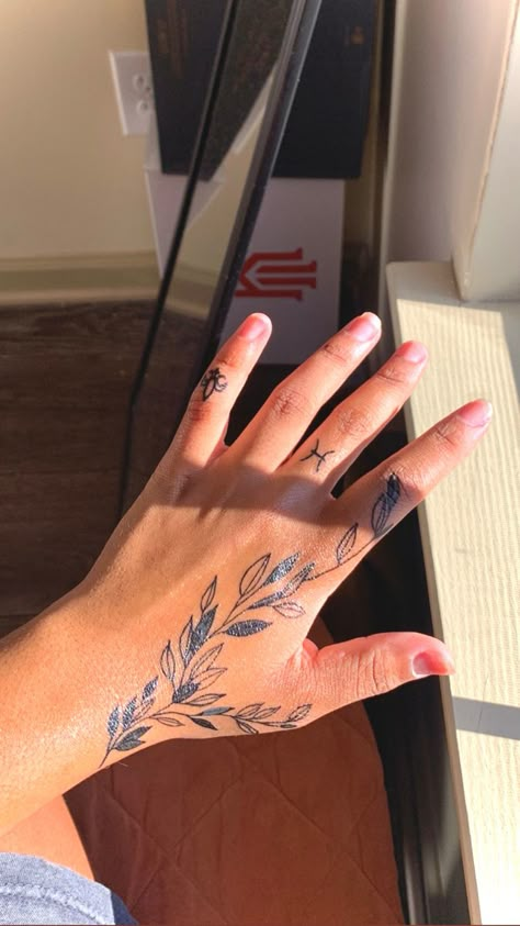 Simple Line Hand Tattoo, Wrap Around Thumb Tattoo, Wrap Finger Tattoo, Green Thumb Tattoo Ideas, Palm Wrist Tattoo, Hand Tattoos For Women Leaves, Hand Vines Tattoo, Thumb Wrap Tattoo, Wrist Thumb Tattoo