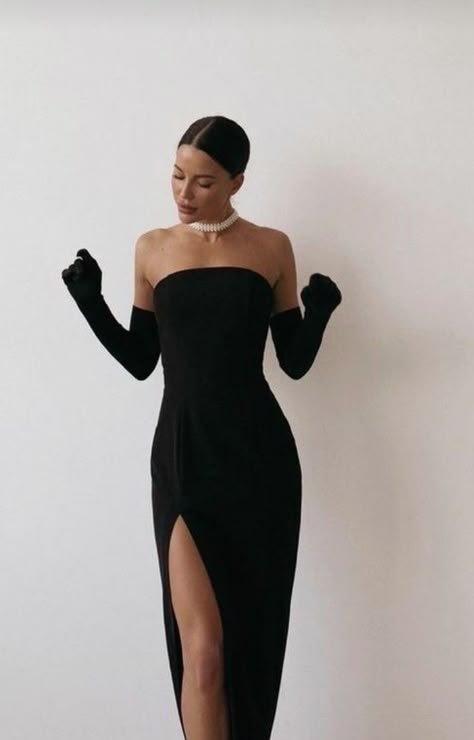 Floor Length Black Dress Classy, Black And White Glam Outfit, Pretty Black Dresses Classy, Prom Classy Dress, Fancy Black Women, Black And White Gown Elegant, Black Gala Dress Classy, Black Elegant Dress Classy, Classy Night Dress