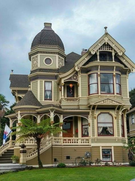 Victorian Home Exterior, Victorian Exterior, Old Victorian Homes, Victorian Style House, Victorian Style Homes, Stairs Architecture, Victorian Mansions, Casa Vintage, Painted Ladies