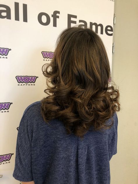 Middle Length Hairstyles Wedding, Hair Ideas For Prom Mid Length, Prom Hairstyles Middle Length Hair, Medium Hoco Hairstyles, Short Big Curls Hairstyles, Shoulder Length Big Curls, Big Curls Mid Length Hair, Formal Hair Mid Length, Big Bouncy Curls Short Hair