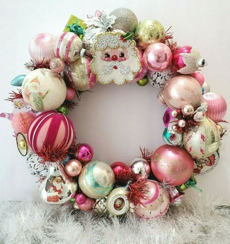 Pastel Vintage Christmas, Vintage Christmas Ornament Wreath, Pink Wreath Christmas, Vintage Christmas Wreaths Diy, Vintage Christmas Diy Decorations, Christmas Wreaths Pink, Vintage Santa Christmas Tree, Vintage Pink Christmas Tree, Vintage Pink Christmas Decor