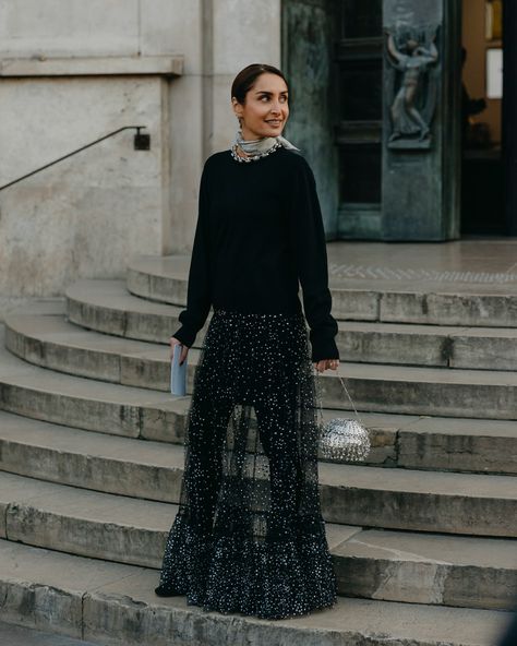 EASY EVENING STYLE French Spring Outfits, Chic Spring Outfits, Evening Style, Tulle Maxi Skirt, Paris Style, Classic Black Dress, Chic Holiday, Spring Capsule Wardrobe, Moda Paris