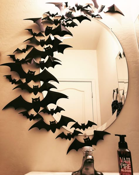 Bats Decor, Flower Fence, Halloween House Decoration, Spooky Diy, Deco Halloween, Homemade Halloween Decorations, Creepy Halloween Decorations, Halloween Room Decor, Adornos Halloween