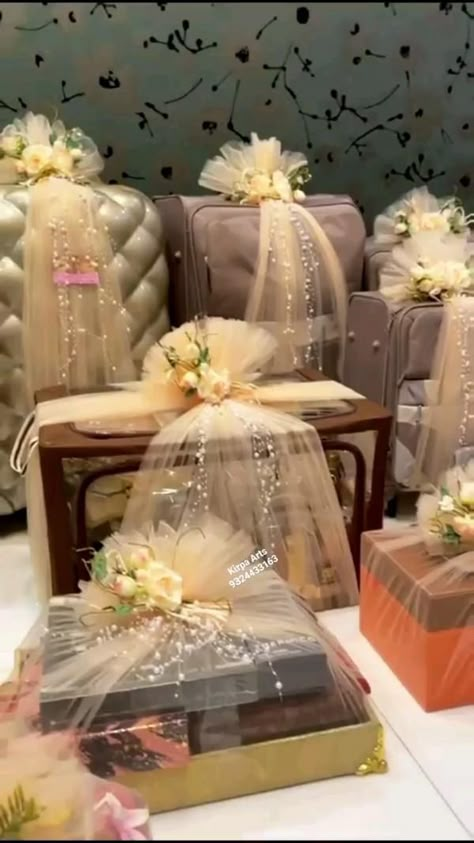 Trousseau Ideas For Bride, Shadi Gift Packing Ideas, Wedding Box Decoration Ideas, Bridal Dresses Packing Ideas, Dahej Packing Ideas, Bow Packing Ideas, Engagement Things Packing, Marriage Packing Ideas Indian, Bedsheet Packing Ideas For Wedding