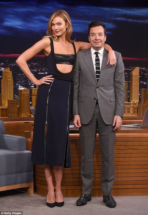 What height difference? The new face of Swarovski also had to have a little fun at the expense of the host, and seemed to enjoy draping herself over the much shorter Jimmy in front of his desk Karlie Kloss Height, Karlie Kloss Style, Tall Women Fashion, Tall People, The Tonight Show, Karlie Kloss, Tonight Show, Jimmy Fallon, Tall Girl