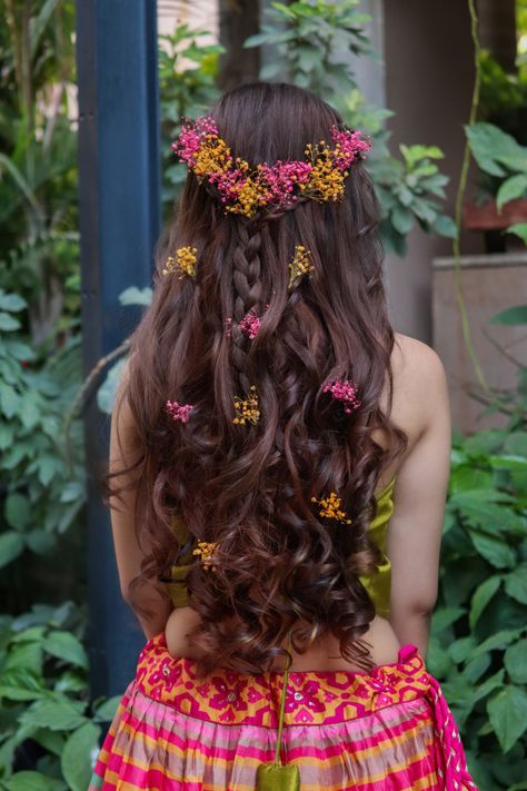 Haldi Hairstyle, Mehendi Hair, Mehendi Hairstyles, Bun With Flowers, Carnival Hairstyles, Haldi Look, Mehndi Hairstyles, Haldi Ceremony Outfit, Ceremony Outfit