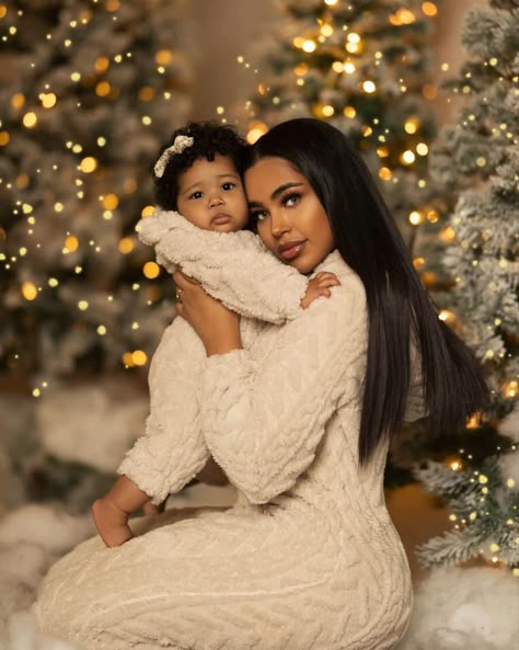 Mommy Daughter Photoshoot, Mommy Daughter Pictures, Christmas Pictures Outfits, Daughter Photoshoot, Cute Pregnancy Pictures, Mommy And Me Photo Shoot, Mommy And Baby Pictures, Family Christmas Pictures, Christmas Shoot