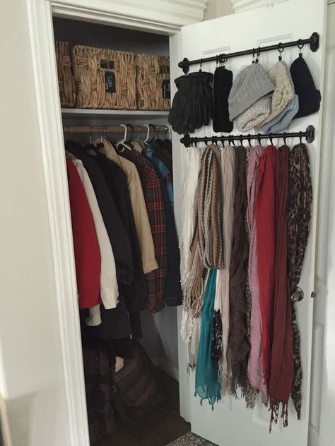 Small Coat Closet, Neat Closet, Organiser Son Dressing, Front Closet, Coat Closet Organization, How To Organize Your Closet, Entry Closet, Open Closet, Small Closets