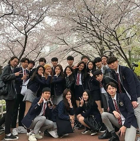 Korean school uniforms 😻😻😻 why in my school there was no such 😢 @itskoreanstyledoes not own any photos, all credit to owners . . . #kpop… Squad Goals Boy And Girl, Ulzzang Squad, Korea School, Korean Friends, Friends Hanging Out, Korean Student, Korean School, Ulzzang Korea, Korean Best Friends