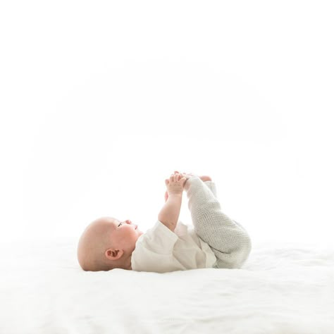 Clean Minimalist Photography, 3 Month Old Baby Pictures, 6 Month Baby Picture Ideas, 5 Month Baby, Photo Bb, 6 Month Photos, 4 Month Baby, Foto Newborn, Month Photos