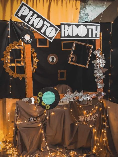 Retro Photo Booth Ideas, Retro Photobooth Backdrop, Photo Booth Vintage Ideas, Photobooth School Booth Ideas, Photo Booth For College Fest, Vintage Photo Booth Backdrop, Photobooth Ideas Diy Backgrounds, Photo Booth Ideas For Farewell Party, Photo Booth Ideas For Freshers Party