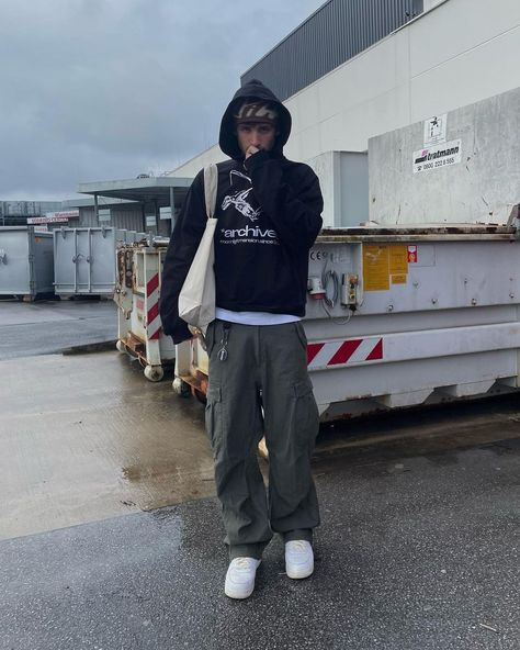 Fitted Hoodie Outfit, Streetwear Outfit Men, Cargo Outfits, Outfit Jordan, Cargo Outfit, Og Kush, 90s Fashion Men, Outfits For Boys, Going For A Walk