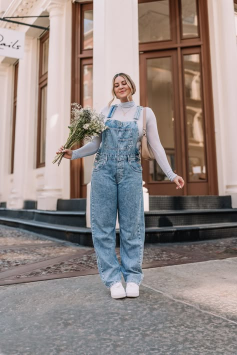 Danielle Gervino styles @freepeople overalls (size M) | Casual outfit idea, spring outfit idea, overalls outfit, free people outfit Overalls Outfit Spring, Amusement Park Outfit Ideas, Jean Overall Outfits, Overalls Outfit Winter, Overalls Outfit Aesthetic, Denim Overalls Outfit, Park Outfit Ideas, Amusement Park Outfit, Overall Outfits