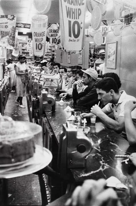 Robert Frank Photography, Andreas Gursky, Butte Montana, Detroit Art, Robert Frank, Robert Doisneau, The Americans, Soda Fountain, Street Photographers