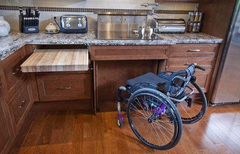 Accessible Kitchen. >>> See it. Believe it. Do it. Watch thousands of spinal cord injury videos at SPINALpedia.com Kitchen Renovation Ideas, Accessible House, Accessible Kitchen, Wheelchair Friendly, Independent Living, Wheelchair Accessible, Renovation Ideas, Easy Home Decor, Home Decor Tips