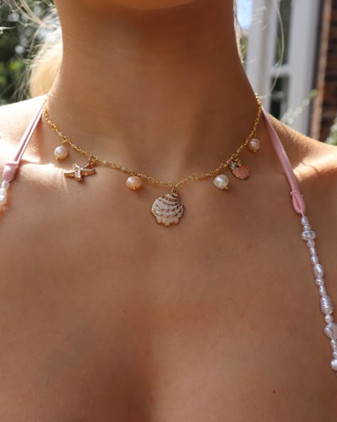 Clementine 🐚🤍 Link in bio 😚 Ocean Aesthetics, Water Necklace, Jewellery Stack, Necklaces Pink, Summer Beach Vibes, Shell Jewellery, Hi Barbie, Beach Jewellery, Jewellery Aesthetic